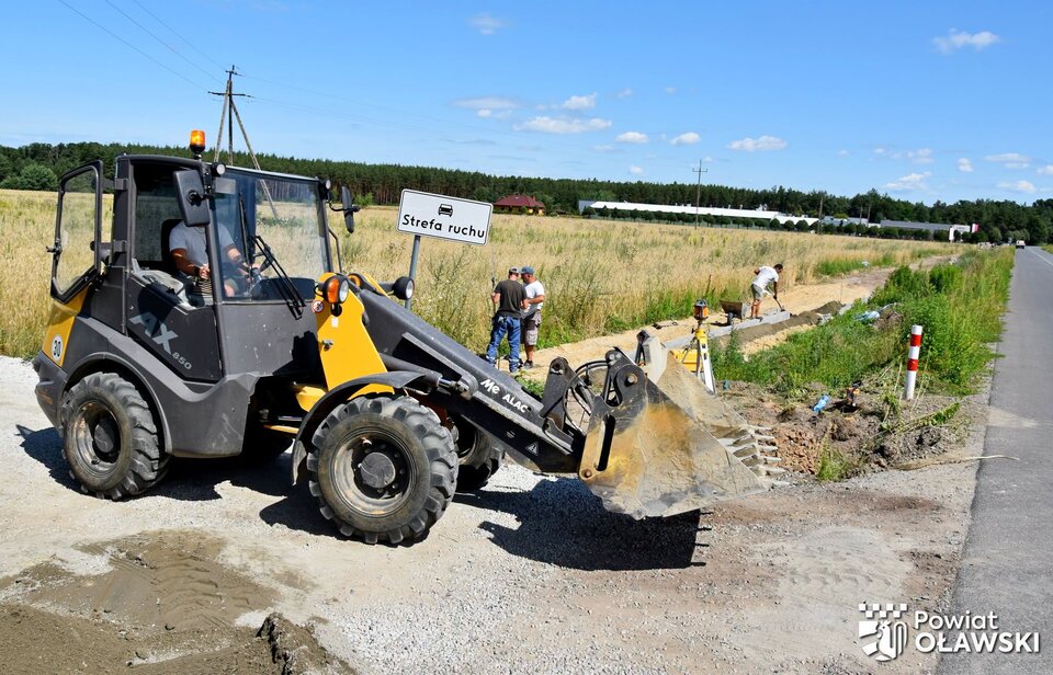 Kontynuowane są prace przy budowie chodnika w Bystrzycy