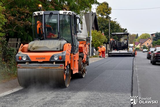 Drogowcy układają asfalt na ul. Witosa w Jelczu-Laskowicach.